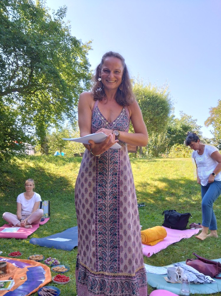 Dr. Kathrin Marter Yogalehrerin in Magdeburg Yoga Magdeburg Yoga live online Meditation Live online Wandern Magdeburg Waldbaden Magdeburg Wissenschaftscoaching Magdeburg Coaching Magdeburg Yogatherapie online Yogatherapie Magdeburg Sonnengrüße Sonnengrüße live online